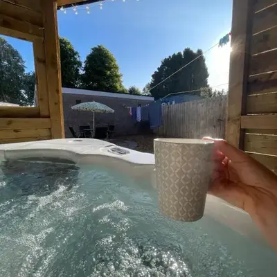 Lovely 2 bed apartment with hot tub log burner and off street parking