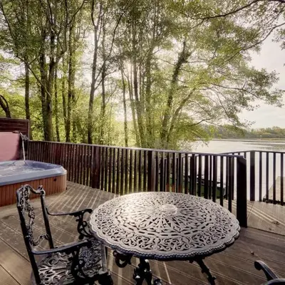 Chiffchaff Lodge with Hot tub
