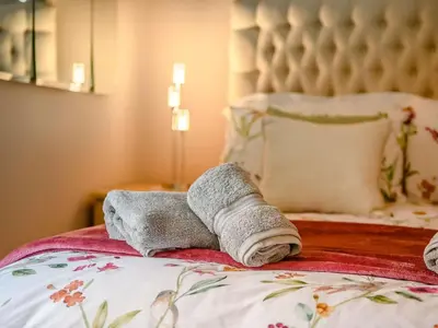 a pile of towels sitting on top of a bed at 2 Bed in Portinscale 89261 in Portinscale