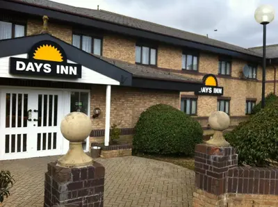 a hotel with a sign that reads days inn at Days Inn Hotel Abington - Glasgow in Abington