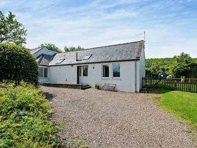 a white house with a fence and a gravel driveway at 1 Bed in Balmaclellan CA371 in Castle Douglas
