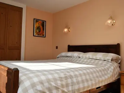 a bedroom with a bed with a checkered blanket at 3 Bed in Threlkeld SZ421 in Threlkeld