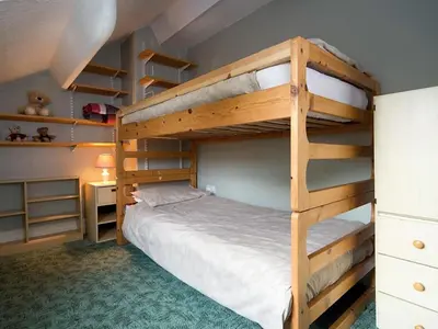 a bedroom with two bunk beds and a desk at 3 Bed in Threlkeld SZ421 in Threlkeld