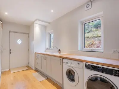 a kitchen with a washing machine and a sink at 4 Bed in Newlands Valley SZ204 in Braithwaite