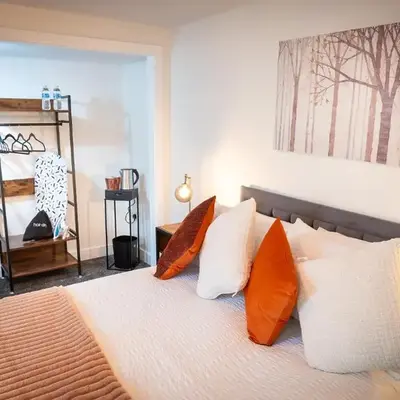 Kings Arms Suites - Luxury Double - Waterfall Shower - Self Check In