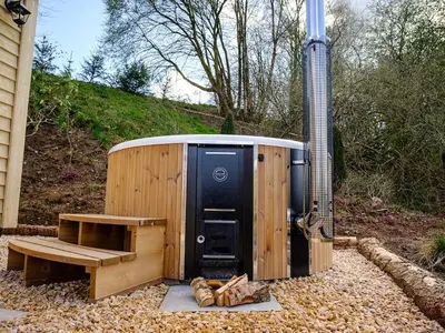 a wooden saificialificialificialificialificialificialificialificialificialificialificialificialificial at Lintmill Lodges - Heather Shepherds Hut in Sorn