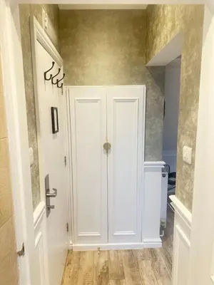 a hallway with a white door in a bathroom at The Inn At Grasmere in Grasmere