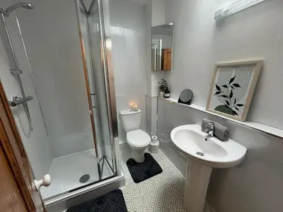 a bathroom with a toilet and a shower and a sink at Robinson's Retreat - Cockermouth - Lake District in Cockermouth