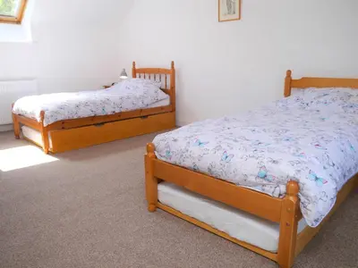 two twin beds in a room with at Shinnel House in Thornhill