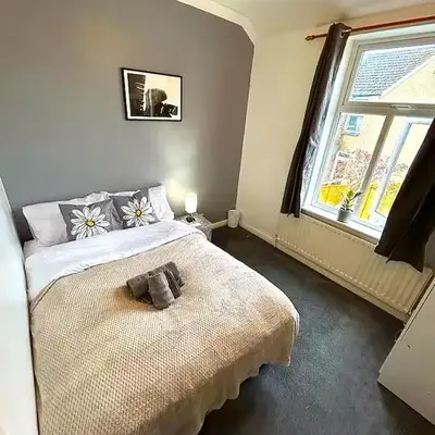 5BR House w Garden Near Stadium