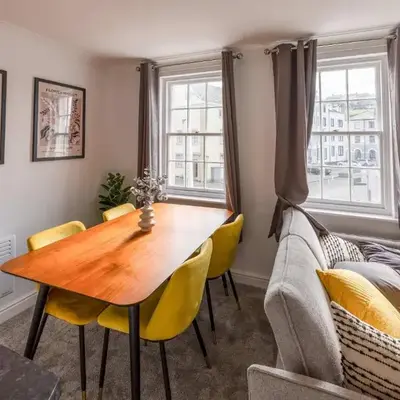 Bright 1 Bed Harbour-side Apartment with Sea Views