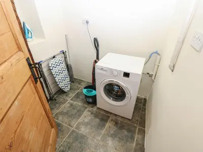 a washer and dryer in a small room at Kirkgate Cottage in Cockermouth