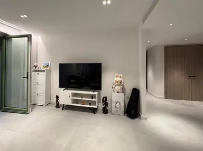 a living room with a flat screen tv and a entertainment center at Modern Serviced Apartment in Kings Cross Central London in Moffat