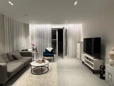 a living room with a couch and a tv at Modern Serviced Apartment in Kings Cross Central London in Moffat