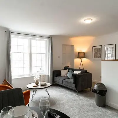 Lovely 1 Bed Harbour-side Apartment - Sea Views