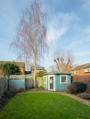 a smallshed in the yard of a house at Stylish Two-Bedroom Flat with Garden Near Henley Town Centre in Moffat