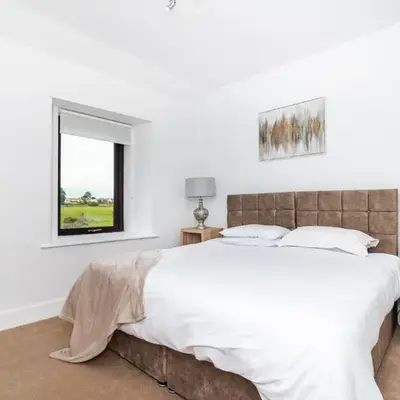 2Bedroom House - Free Parking- by Holiday Homes