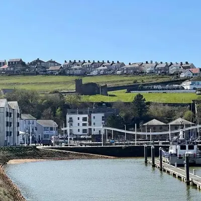 Fabulous 1 Bed Harbour-side Apartment with Balcony
