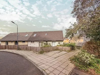 a white house with a fence and a driveway at Corsehill Cottage - 3 Bedroom, 2 bathroom House in Dreghorn