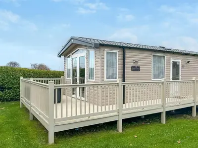 a modular holiday home with a large deck at Rorys Retreat - Ukc7144 in Ayr