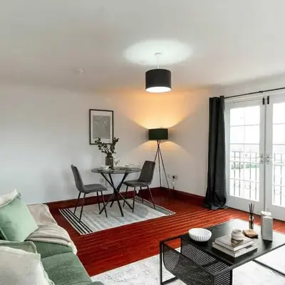 Bright 1 Bed Harbour-side Apartment with Balcony