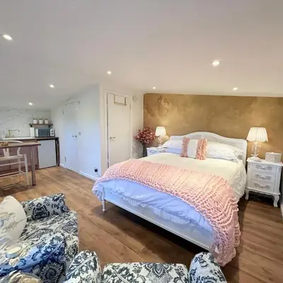 Wild Meadow Cottage - Countryside Views and King Bed