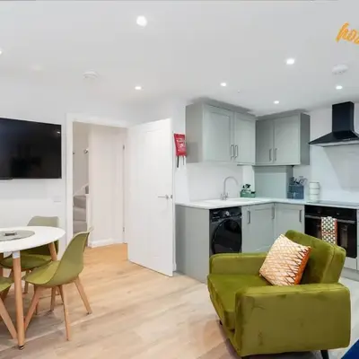 2 Bed Flat in Airdrie I Sleeps 4 I Parking