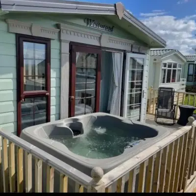 'Sunset Lodge' Peaceful Coastal Retreat with Hot Tub