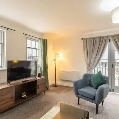 Bright 1 Bed Harbour-side Apartment w Sea Views