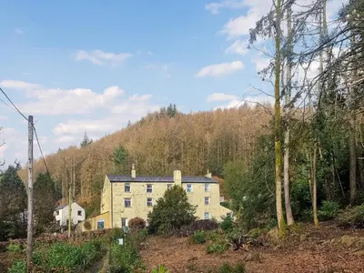 a large house in the middle of a forest at Harriet's Hideaway in Braithwaite
