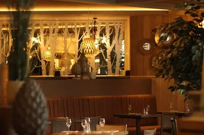 a dining room with tables and chairs in a restaurant at Riverside Lodge Hotel in Irvine