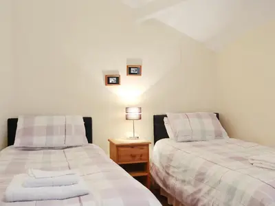 two beds sitting next to each other in a bedroom at Bridge House in Threlkeld