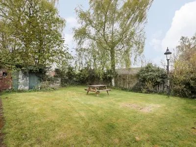 a picnic table in the middle of a yard at Rose Cottage in Crosby
