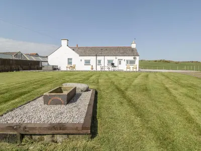 a large field with a house in the background at Longforth Farm Cottage in Gillespie