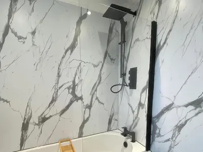 a bathroom with a black and white marble wall at 8 Bridge Street in Cockermouth
