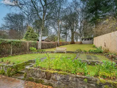 a garden with a bench in a yard at Barjols Cottage - Uk30096 in Wiston
