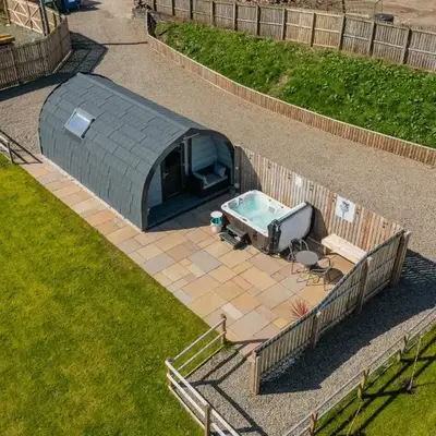 Thistle Pod Farm Stay with Hottub Sleeps 2